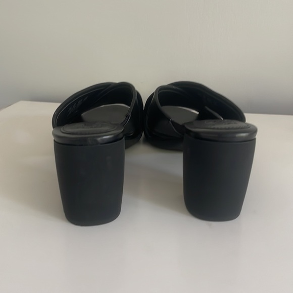 Naturalizer Black Sandals with Crisscross Straps and Block Heel - Picture 4 of 8